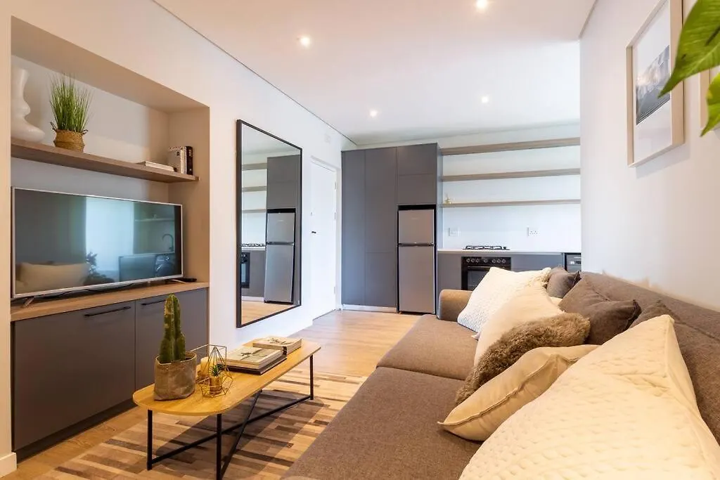 Contemporary Central Apt. Between Beach And City. Cape Town Apartment